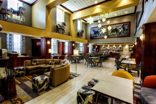 un vestíbulo de un hotel con sofás y mesas en Hampton Inn & Suites Staten Island, en Staten Island