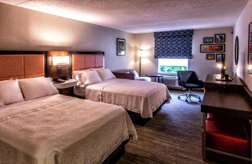 Posteľ alebo postele v izbe v ubytovaní Hampton Inn & Suites Staten Island