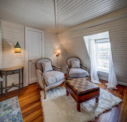 Ein Sitzbereich in der Unterkunft Fairytale Loft Suite 1 bed, 1 bath Luxury Apartment in Downtown Belmont