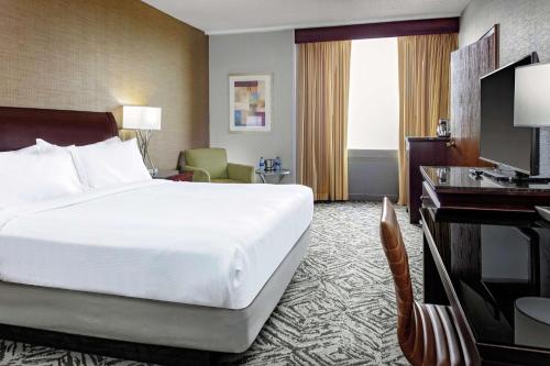 una camera d'albergo con un grande letto e una scrivania di DoubleTree by Hilton Hotel & Executive Meeting Center Omaha-Downtown a Omaha