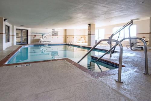 Bazén v ubytování Hampton Inn Oklahoma City/Yukon nebo v jeho okolí