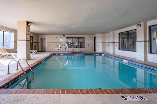 育空的住宿－俄克拉荷馬城/育空希爾頓恆庭酒店，大楼内的一个蓝色海水游泳池