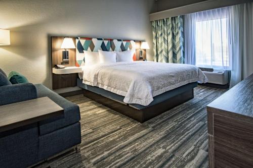 Habitación de hotel con cama y sofá en Hampton Inn Oklahoma City/Yukon, en Yukon