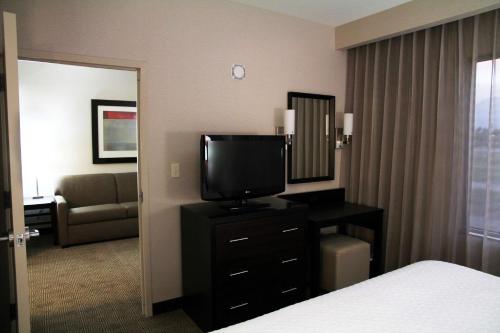 TV a/nebo společenská místnost v ubytování Embassy Suites Ontario - Airport