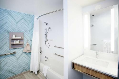 a bathroom with a sink and a shower at Hilton Garden Inn Evanston in Evanston