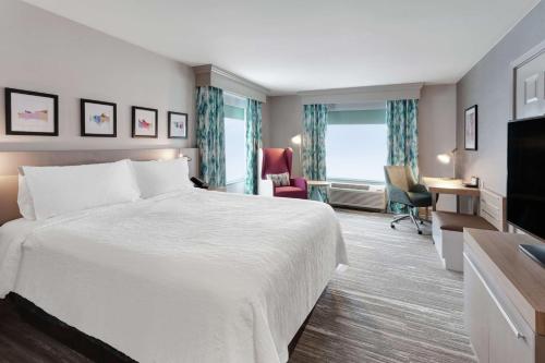 une chambre d'hôtel avec un lit et une télévision dans l'établissement Hilton Garden Inn Evanston, à Evanston