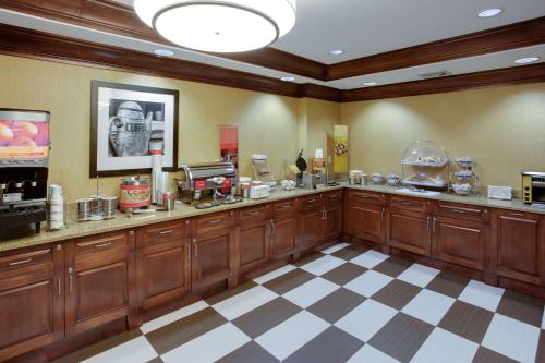 a food counter in a restaurant with a checkered floor at Hampton Inn Auburn in Auburn
