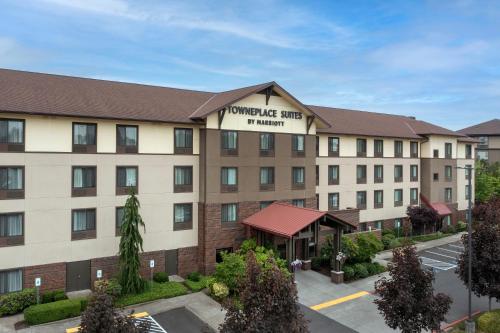 un hôtel avec un panneau à l'avant d'un bâtiment dans l'établissement TownePlace by Marriott Suites Portland Vancouver, à Evergreen