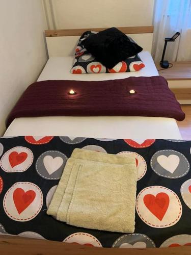 uma cama com duas camas com corações em Apartments - 3 rooms, 3-5 person em Essen