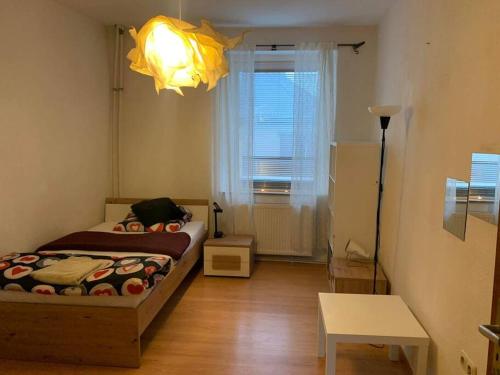 um pequeno quarto com uma cama e uma janela em Apartments - 3 rooms, 3-5 person em Essen