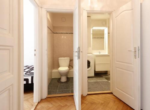 y baño con aseo y lavamanos. en Apartment near the Charles Bridge, en Praga