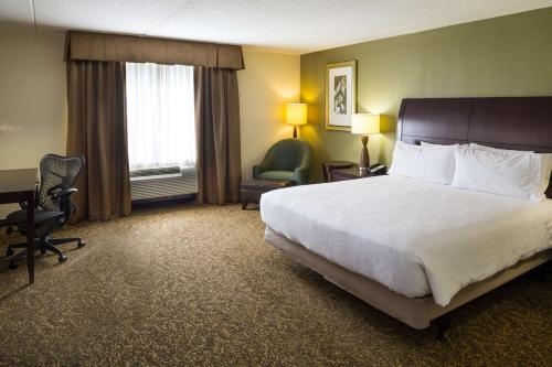 Ένα ή περισσότερα κρεβάτια σε δωμάτιο στο Hilton Garden Inn Hampton Coliseum Central