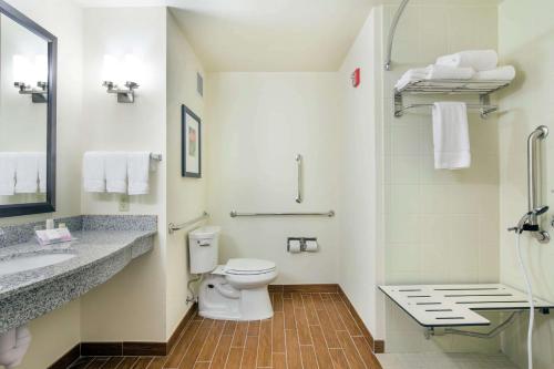 y baño con aseo y lavamanos. en Hilton Garden Inn Pascagoula, en Pascagoula
