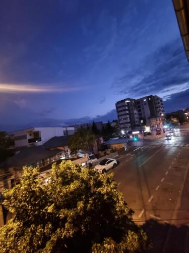 uma vista para uma rua da cidade à noite em Apartament central em Piteşti