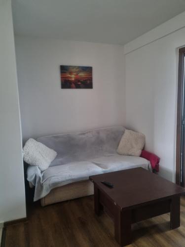 uma sala de estar com um sofá e uma mesa de centro em Apartament central em Piteşti