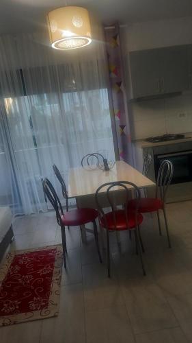 einen Tisch und Stühle in einem Zimmer mit Küche in der Unterkunft Casandra in Mamaia Nord – Năvodari