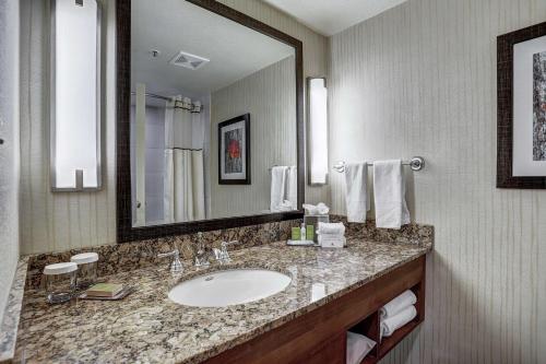 bagno con lavandino e grande specchio di DoubleTree by Hilton Breckenridge a Breckenridge