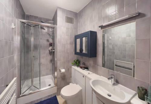 a bathroom with a toilet and a shower and a sink at Covent Garden Haven - 2 Bedrooms. 2 Bathrooms in London