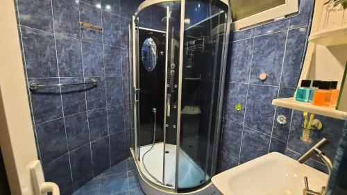 Ванная комната в villa saba with two bedrooms - სასტუმრო საბა