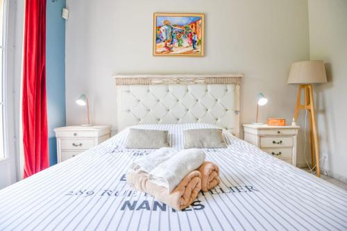 une chambre avec un lit blanc avec des serviettes dessus dans l'établissement Mas des Chênes Verts 5 ch avec piscine et clim, à Eygalières