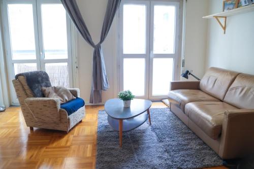 sala de estar con sofá y mesa en Studio Montmartre, en París