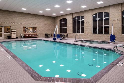 a large swimming pool in a large building at Hilton Garden Inn Bend in Bend
