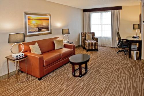 Χώρος καθιστικού στο DoubleTree by Hilton Raleigh Durham Airport at Research Triangle Park