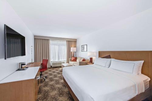 Habitación de hotel con cama grande y TV en DoubleTree by Hilton Raleigh-Cary, en Cary