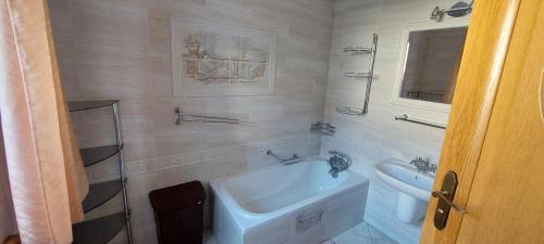 La salle de bains est pourvue d'un lavabo, d'une baignoire et de toilettes. dans l'établissement U Magdy, à Gniezno