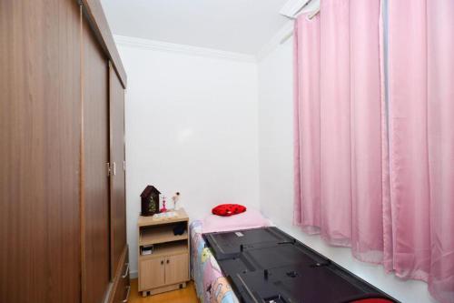 - une chambre avec un lit et un rideau rose dans l'établissement Exotic Home Brazil, à Belo Horizonte