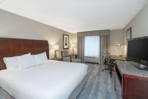 Katil atau katil-katil dalam bilik di Hilton Garden Inn Richmond Airport