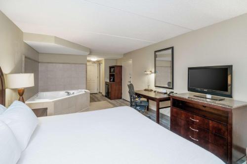 Katil atau katil-katil dalam bilik di Hilton Garden Inn Richmond Airport