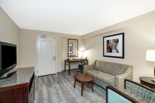 Televisyen dan/atau pusat hiburan di Hilton Garden Inn Richmond Airport