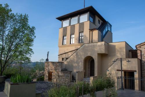 サルナーノにあるCastelvecchioの塔のある家