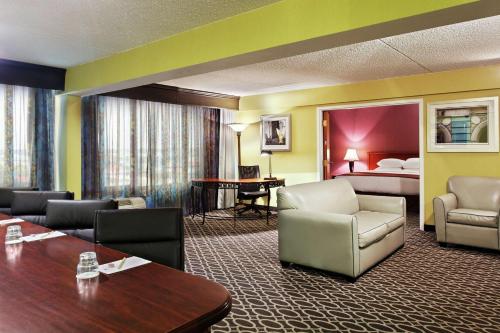 una camera d'albergo con tavolo e letto di DoubleTree by Hilton Richmond - Midlothian a Midlothian