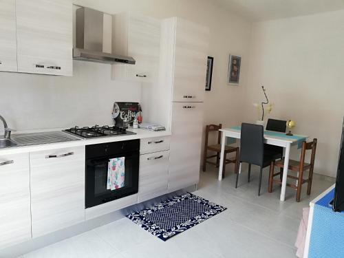 Η κουζίνα ή μικρή κουζίνα στο Casa Cinzia diamond 104