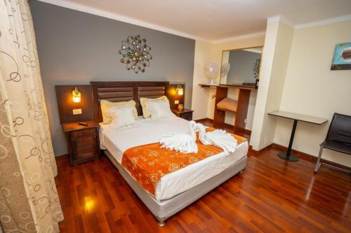 sypialnia z łóżkiem z ręcznikami w obiekcie GOLD INFINITY w mieście Tacna