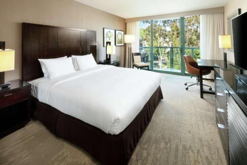 een hotelkamer met een groot bed en een bureau bij DoubleTree By Hilton San Diego Hotel Circle in San Diego