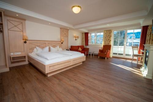 ein Schlafzimmer mit einem großen weißen Bett in einem Zimmer in der Unterkunft Hotel Filser in Füssen