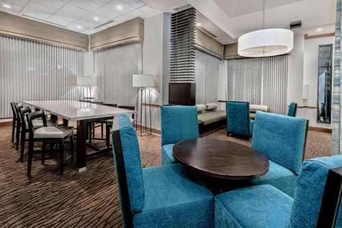 Телевизор и/или развлекательный центр в Hilton Garden Inn San Antonio Airport