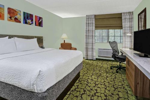 サンアントニオにあるHilton Garden Inn San Antonio Airportのベッドとテレビが備わるホテルルームです。