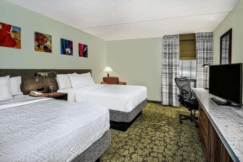 Телевизор и/или развлекательный центр в Hilton Garden Inn San Antonio Airport