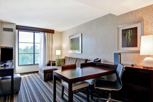 Televisyen dan/atau pusat hiburan di Embassy Suites Savannah Airport