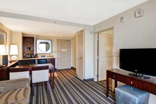 Televisyen dan/atau pusat hiburan di Embassy Suites Savannah Airport