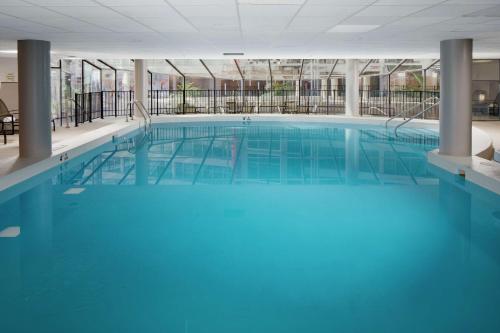 Piscina a DoubleTree by Hilton Hotel South Bend o a prop