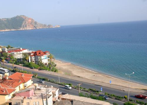 una vista di una strada e di una spiaggia con degli edifici di Hotel Royal a Alanya