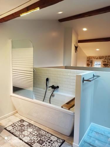 La salle de bains est pourvue d'une baignoire et d'un lavabo. dans l'établissement Maison entière au Centre de Villeneuve d'Olmes, à Villeneuve dʼOlmes