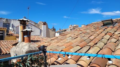vistas a los tejados de los edificios de color azul en Appartement duplex sur les toits d'Aix avec terrasse ensoleillée, en Aix-en-Provence
