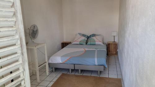 1 dormitorio pequeño con 1 cama en una habitación en Appartement duplex sur les toits d'Aix avec terrasse ensoleillée, en Aix-en-Provence