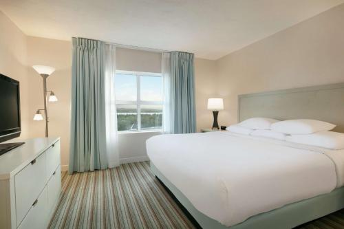 Postel nebo postele na pokoji v ubytování Embassy Suites by Hilton San Juan - Hotel & Casino